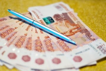 российские рубли и ручка